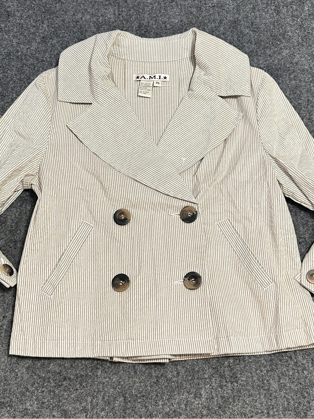 A.M.I. cropped double-breasted seersucker jacket features a timeless, NEW